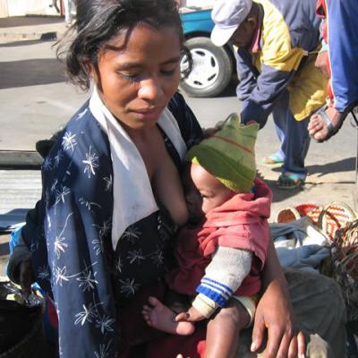 05- Une mère et  son enfant au marché