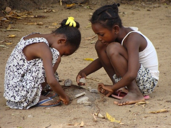 13- Deux enfants jouant avec des cailloux