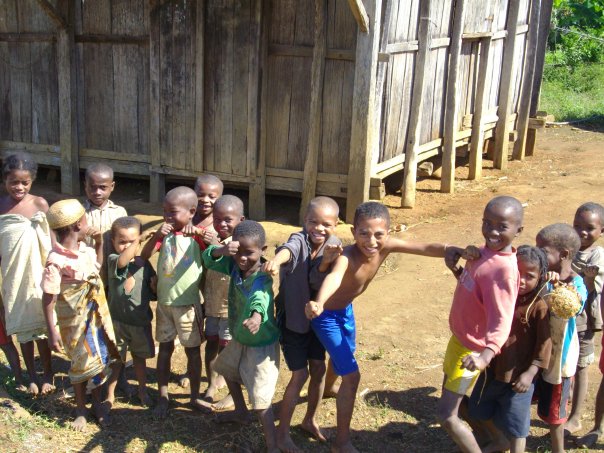 15- Un groupe d'enfants dans un village