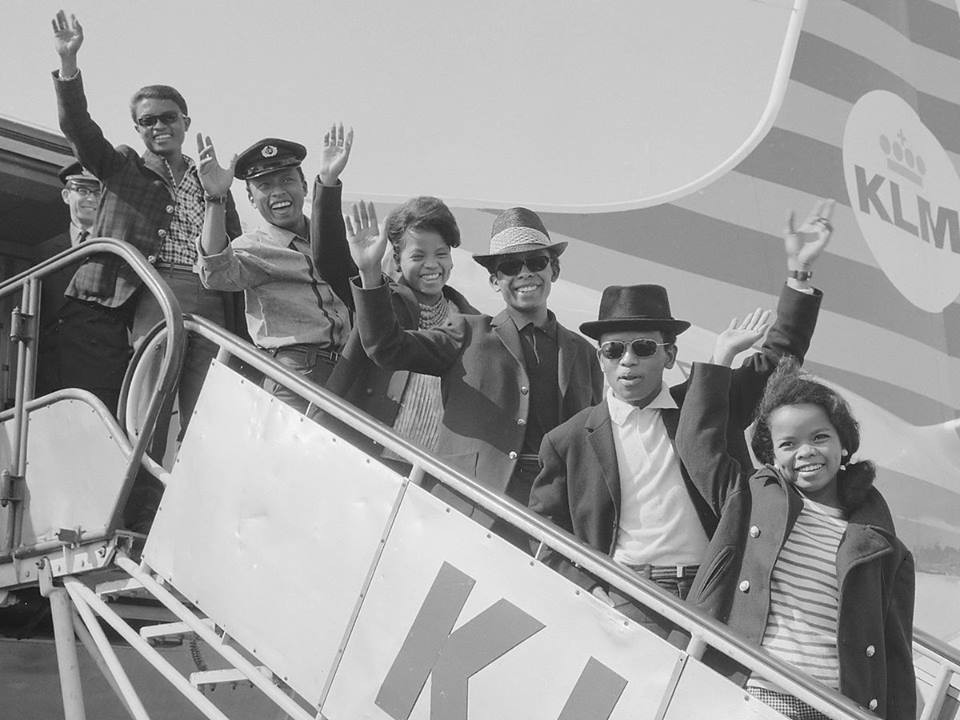 Les Surfs:  arrivée à l'aéroport de Shiphol Amsterdam