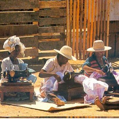 02- Des couturières de rue sur un marché de province