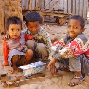 16- Des enfants avec leurs jouets