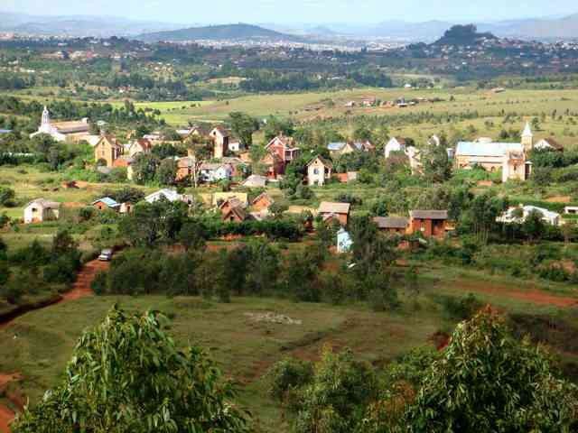 00- Le noble village de Fiakarana, au nord d'Ivato 