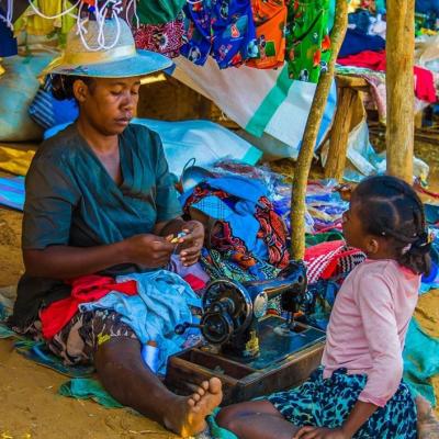 Une couturière dans un marché